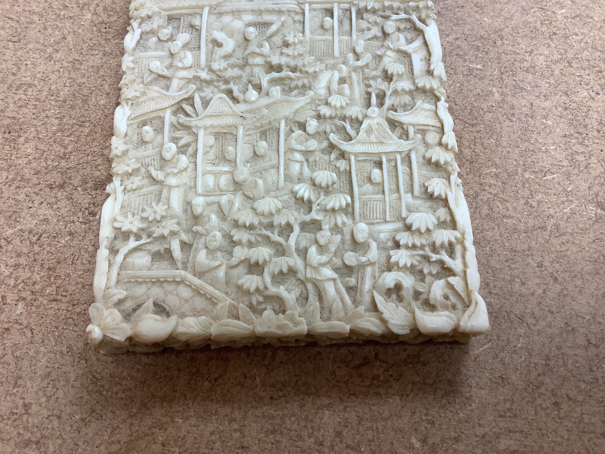 A Chinese Cantonese carved ivory card case, 10.8 cm